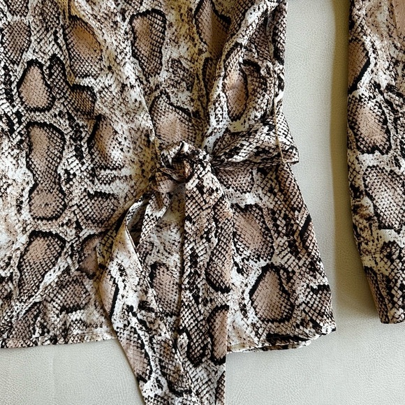 Kut from the Kloth Animal Print Blouse Wrap Tie shirt size medium - Picture 4 of 8